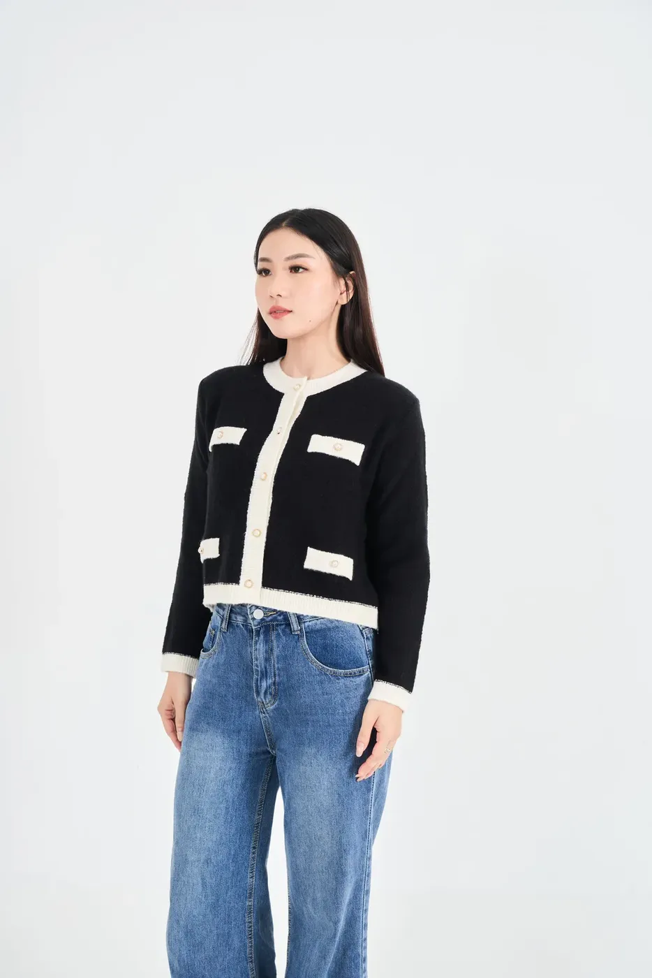 Foto katalog, model dengan cardigan hitam dan jeans