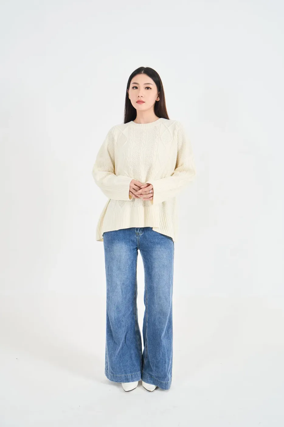 Foto katalog sweater krem dengan latar polos