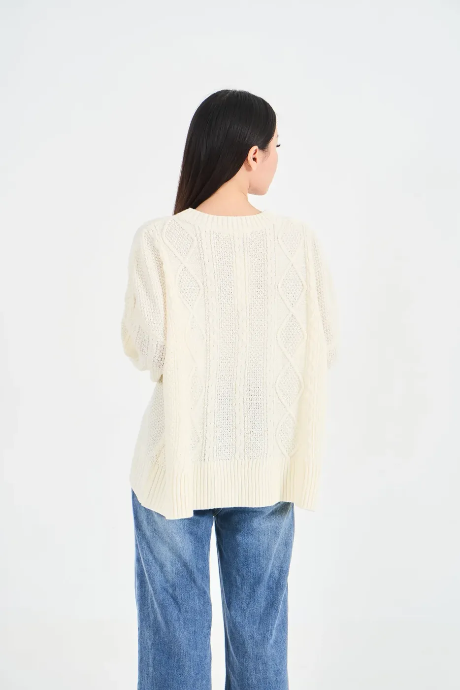 Foto katalog, sweater krem tampak belakang