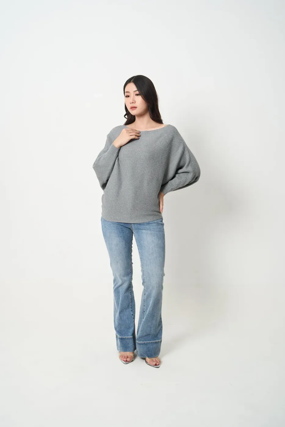 Foto katalog, sweater abu-abu