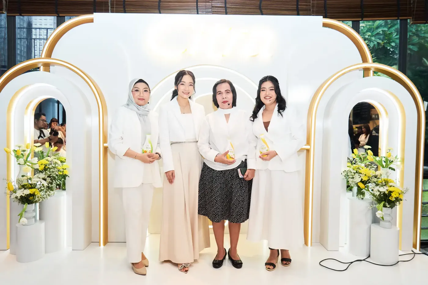 Pembicara berfoto bersama di panggung
