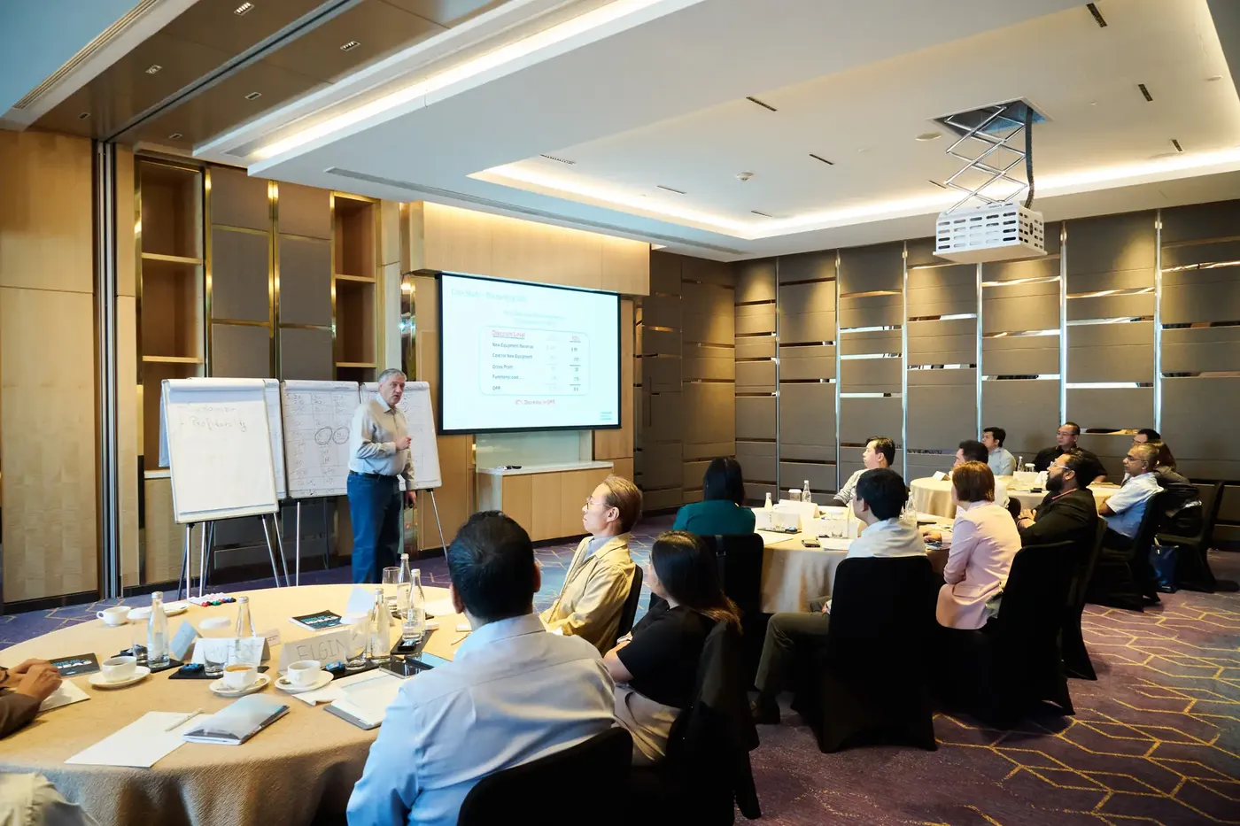 Dokumentasi workshop di ruang meeting