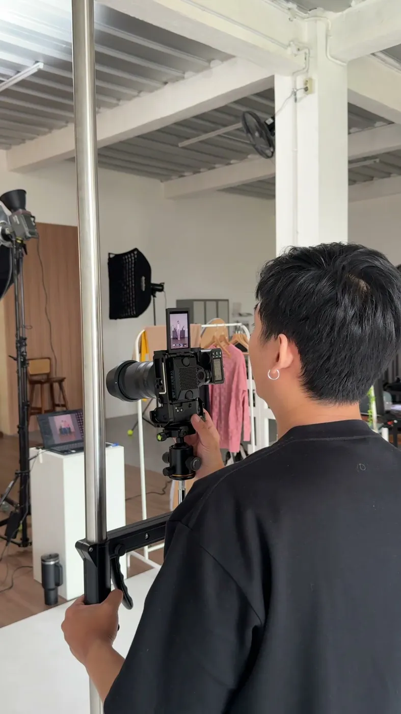 Behind the scenes, videografer merekam di studio