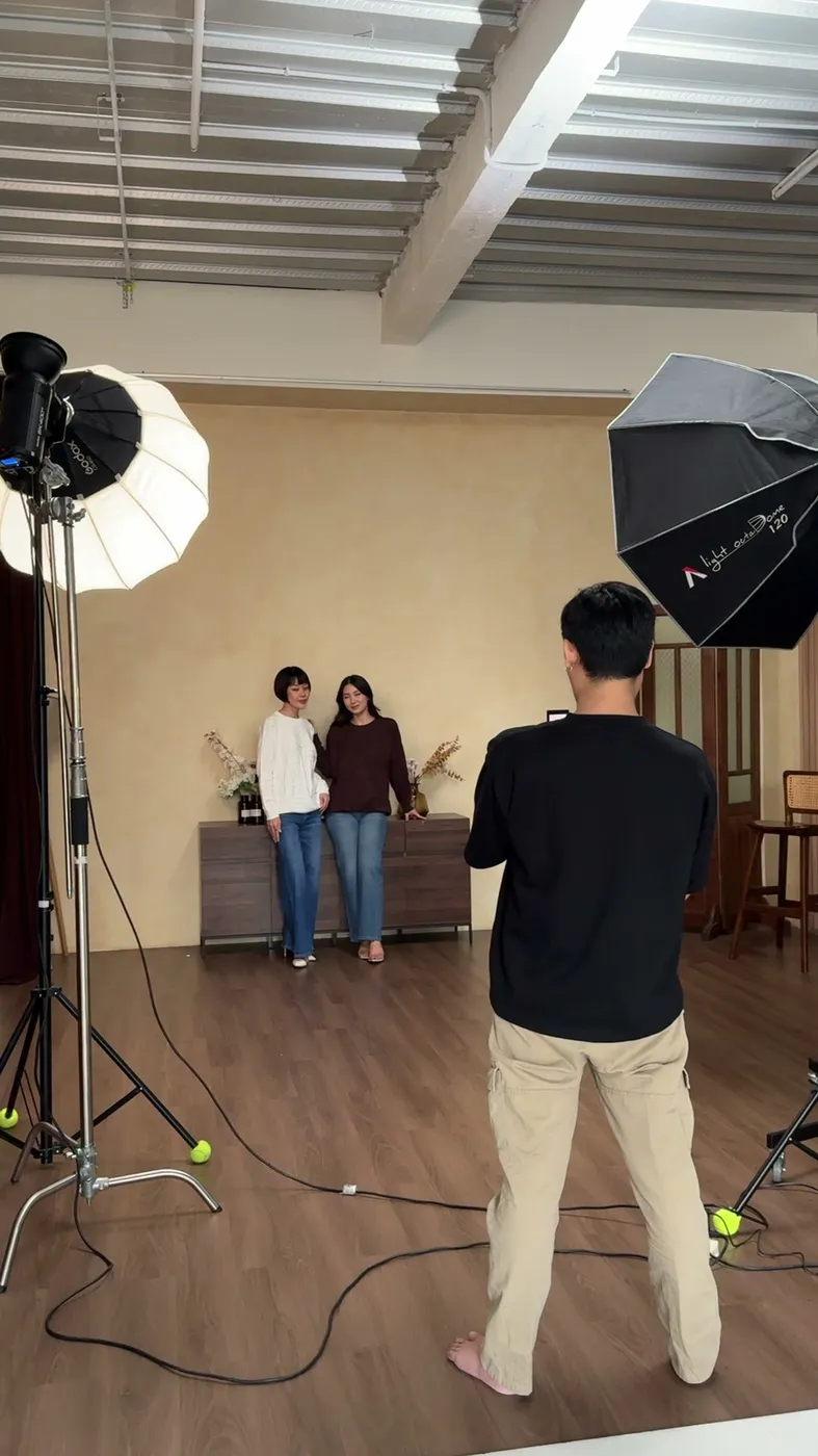 Behind the scenes, kru mengarahkan dua model