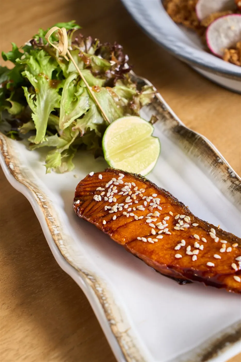 Ikan bakar saus teriyaki dengan salad