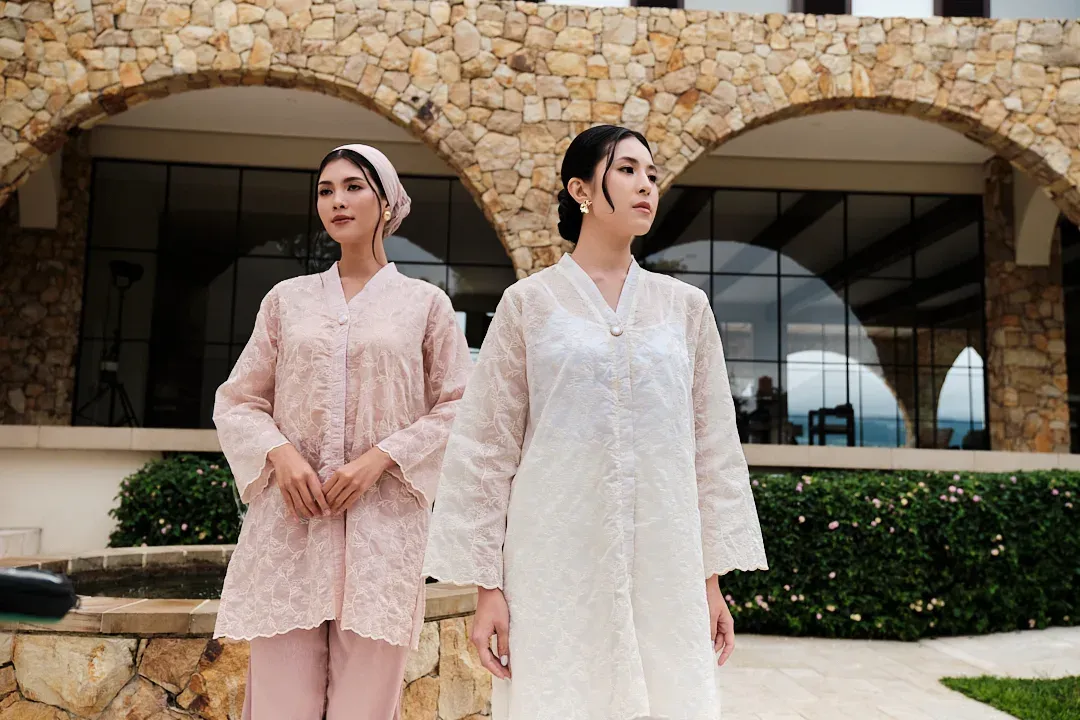 Lookbook Lebaran Nomitees, dua model di depan lengkungan batu