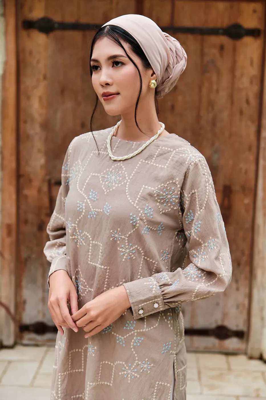 Model berhijab dengan tunik bordir