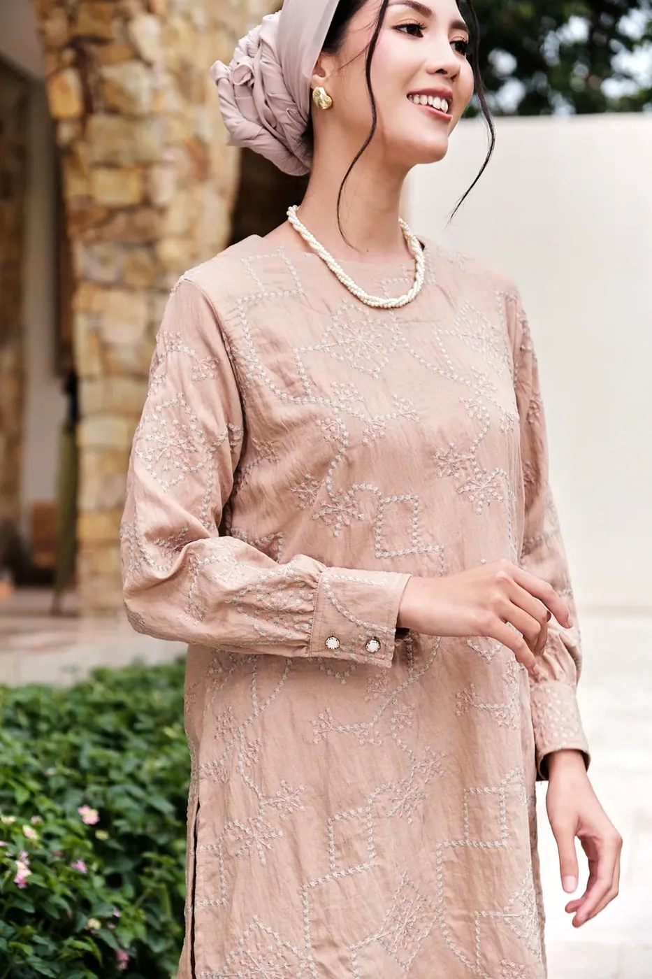 Model dengan tunik merah muda