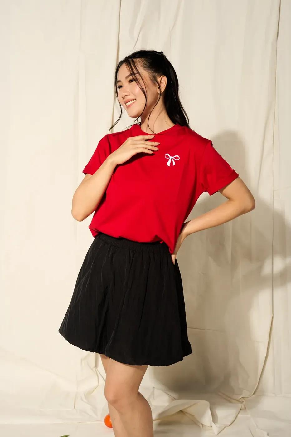 Model dengan polo merah