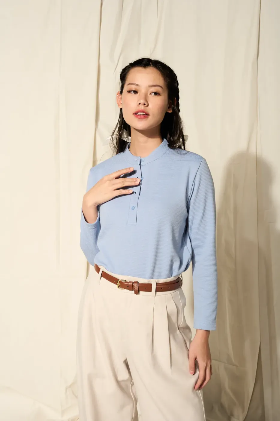 Model dengan kemeja biru