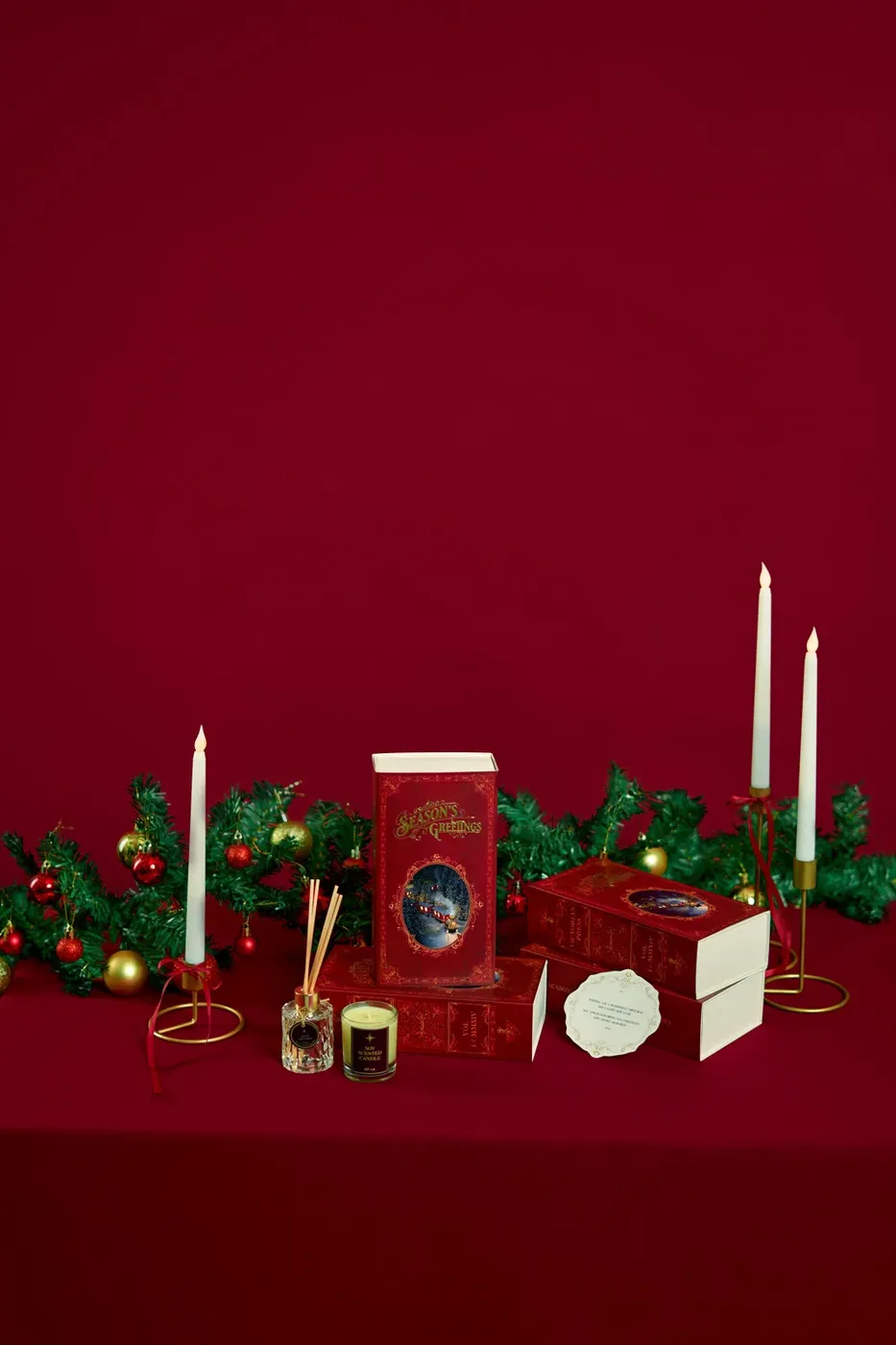 Hampers dengan lilin dan hiasan Natal