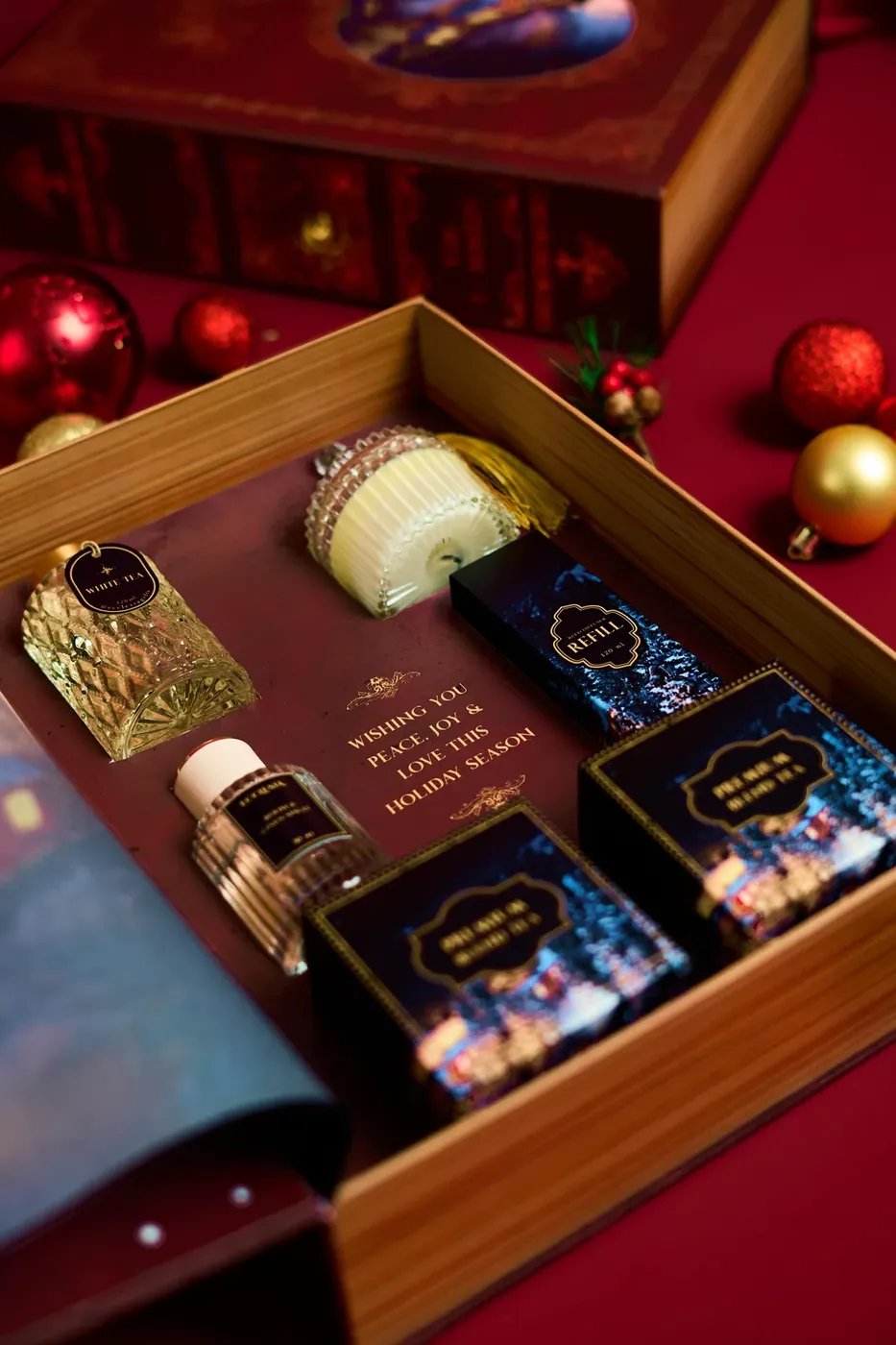 Kotak kayu berisi parfum dan lilin